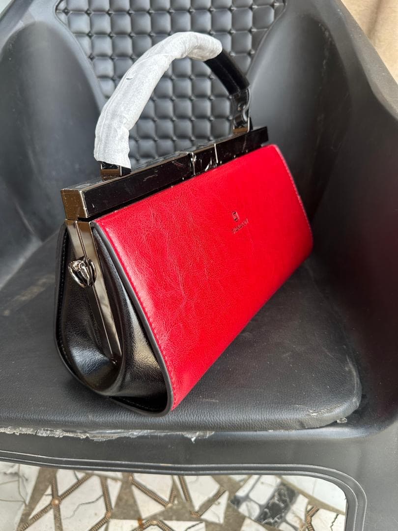 Sac clutch rouge, Sacs femme · finition chromée