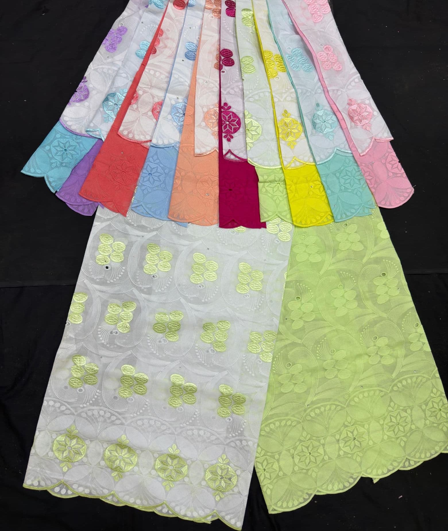 Brodé pastel vert anis, Textiles · voile brodé