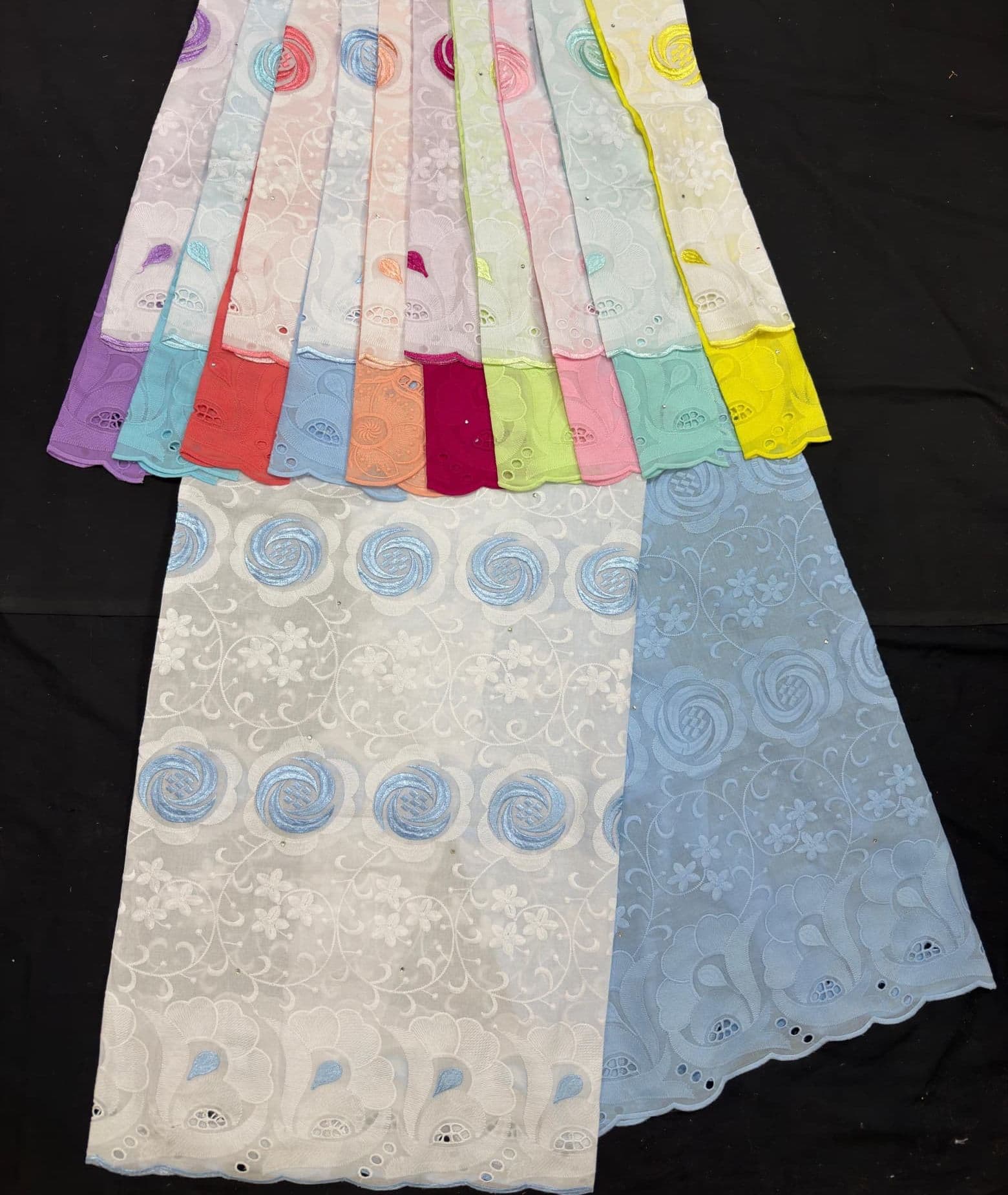 Brodé pastel jaune, Textiles · voile brodé