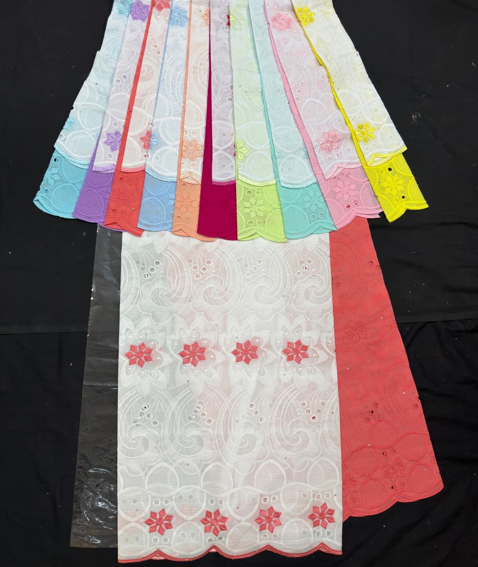 Brodé pastel, Textiles · voile brodé